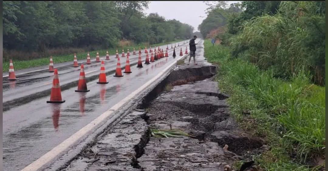Erosão Provocou Danos severos no Acostamento Da PR 466 no km 84 no sentido porto uba