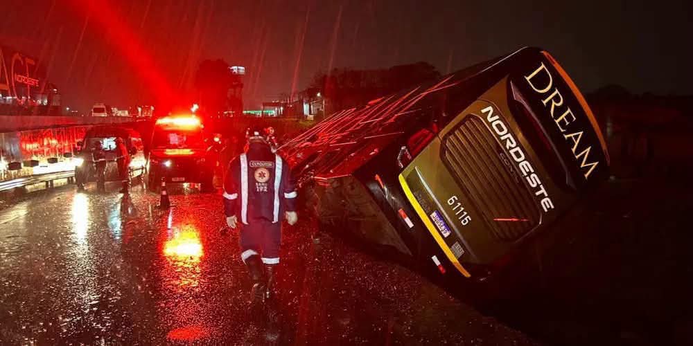 Ônibus tomba Em ponta Grossa E deixa 10 Feridos