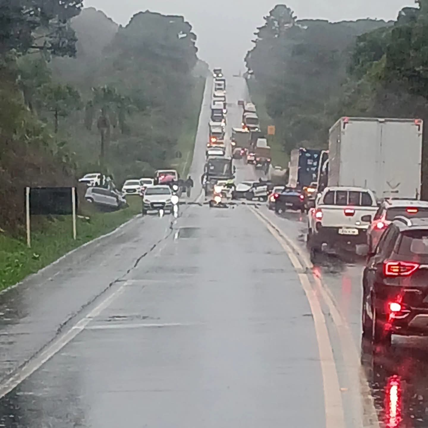 Gravíssimo acidente interditada totalmente a BR 277 no distrito do Guará em Guarapuava