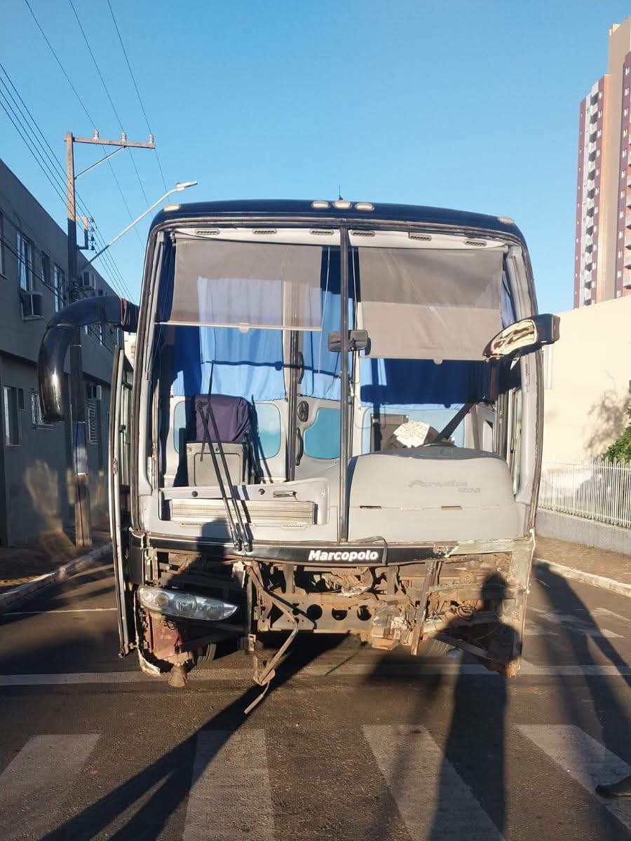 Colisão com dois ônibus no centro de Guarapuava nesta manhã de sábado