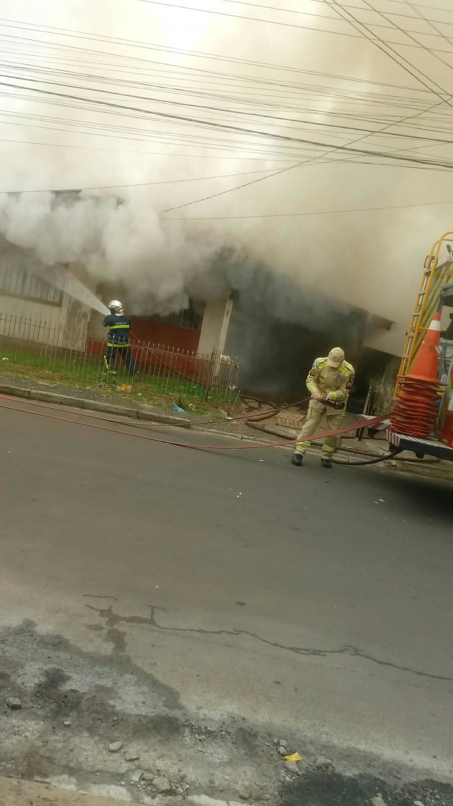 Casa pega fogo em Guarapuava dia 21 Bombeiro foi acionado