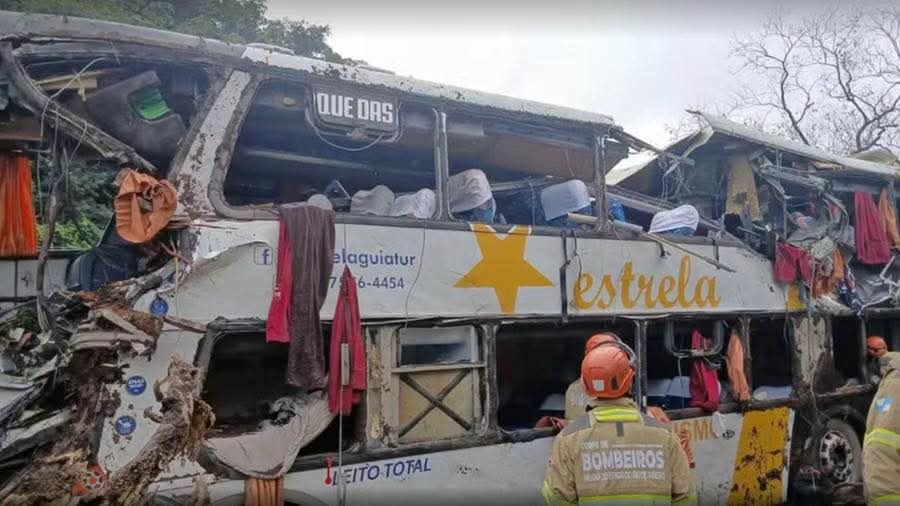 Onibus de turismo tomba e deixa 9 mortos