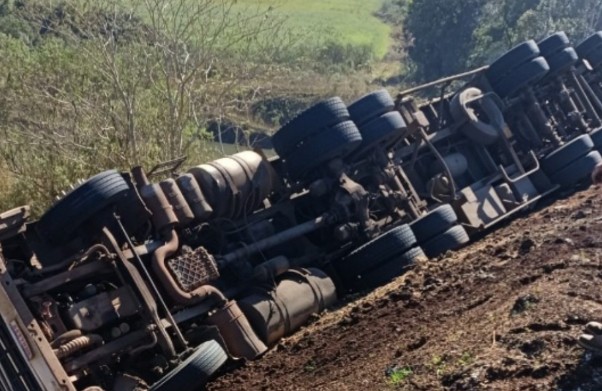 Motorista fica ferido após tombamento de carreta na PRC-466, entre Turvo e o distrito da Palmeirinha