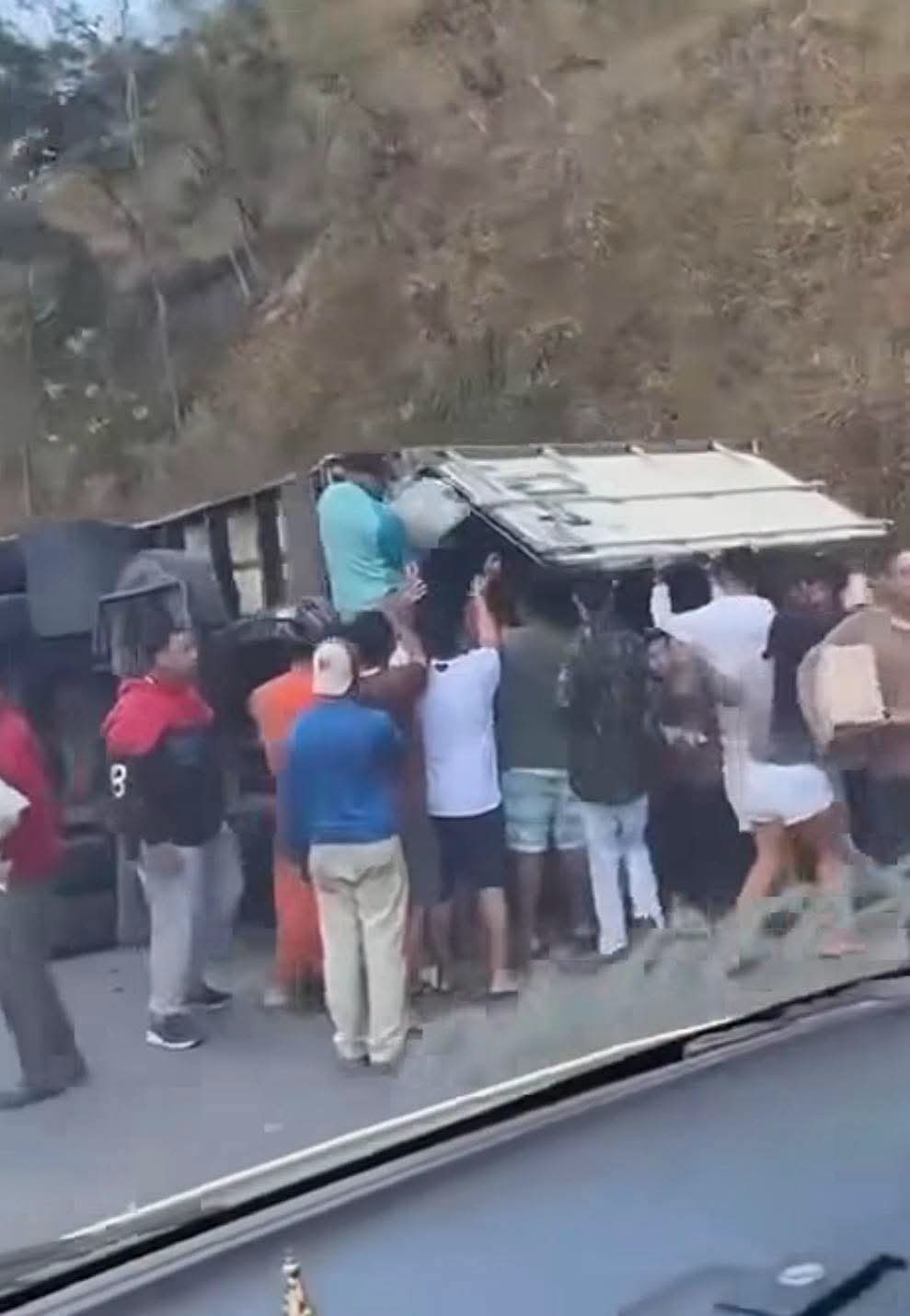 Caminhão com carga de carne tomba e saque da mercadoria e registrado no local