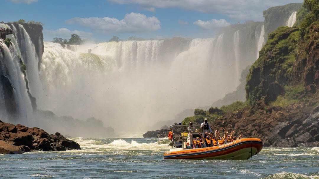 Oito pessoa estavam na embarcação do macuco safári que virou nas cataratas do Iguaçu um turista morreu