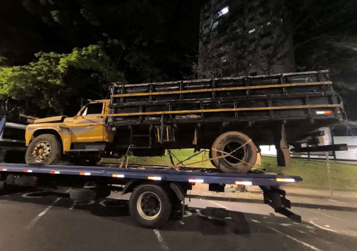 Caminhão Furtado É Localizado COBERTO POR LONA E JOVEM E Aprendido No PR