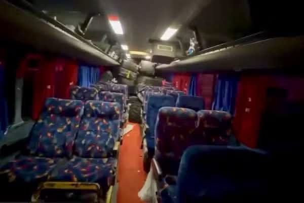ÔNIBUS CLANDESTINO É aprendido após Transportar passageiros sentados encima das caixas